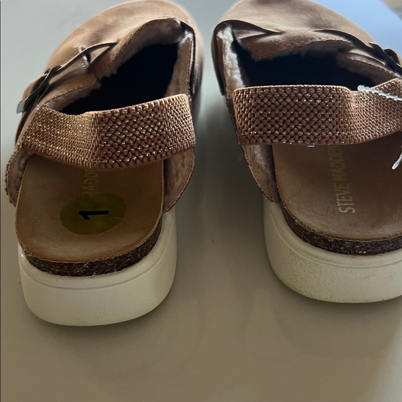 Steve Madden tan/Brown Suede Clogs with Buckle - Picture 5 of 6